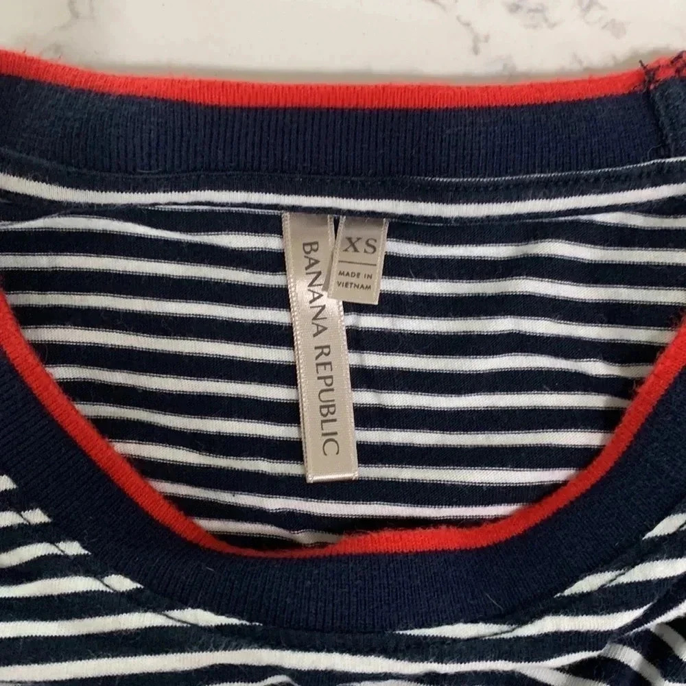 💚 Banana Republic Striped Tee - Picture 2 of 2